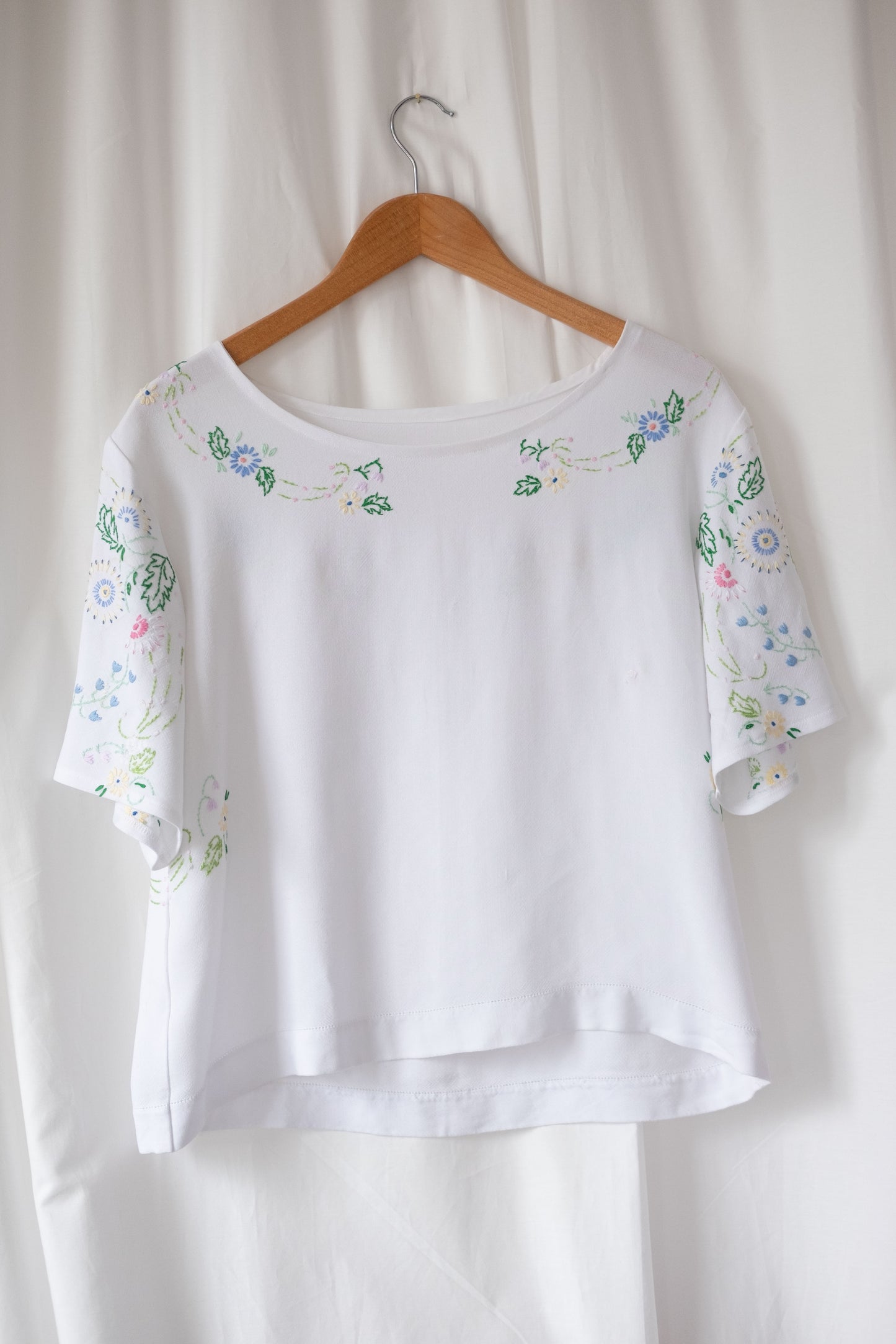 Anemone ~ Reworked Vintage Linen Embroidered Tee - M/L