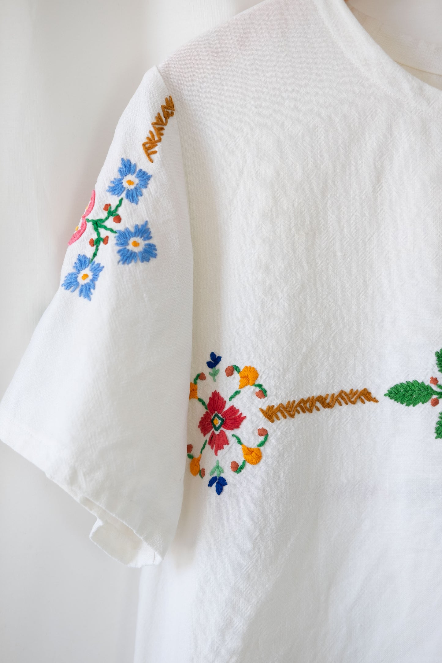 Dahlia ~ Reworked Vintage Linen Embroidered Tee - L