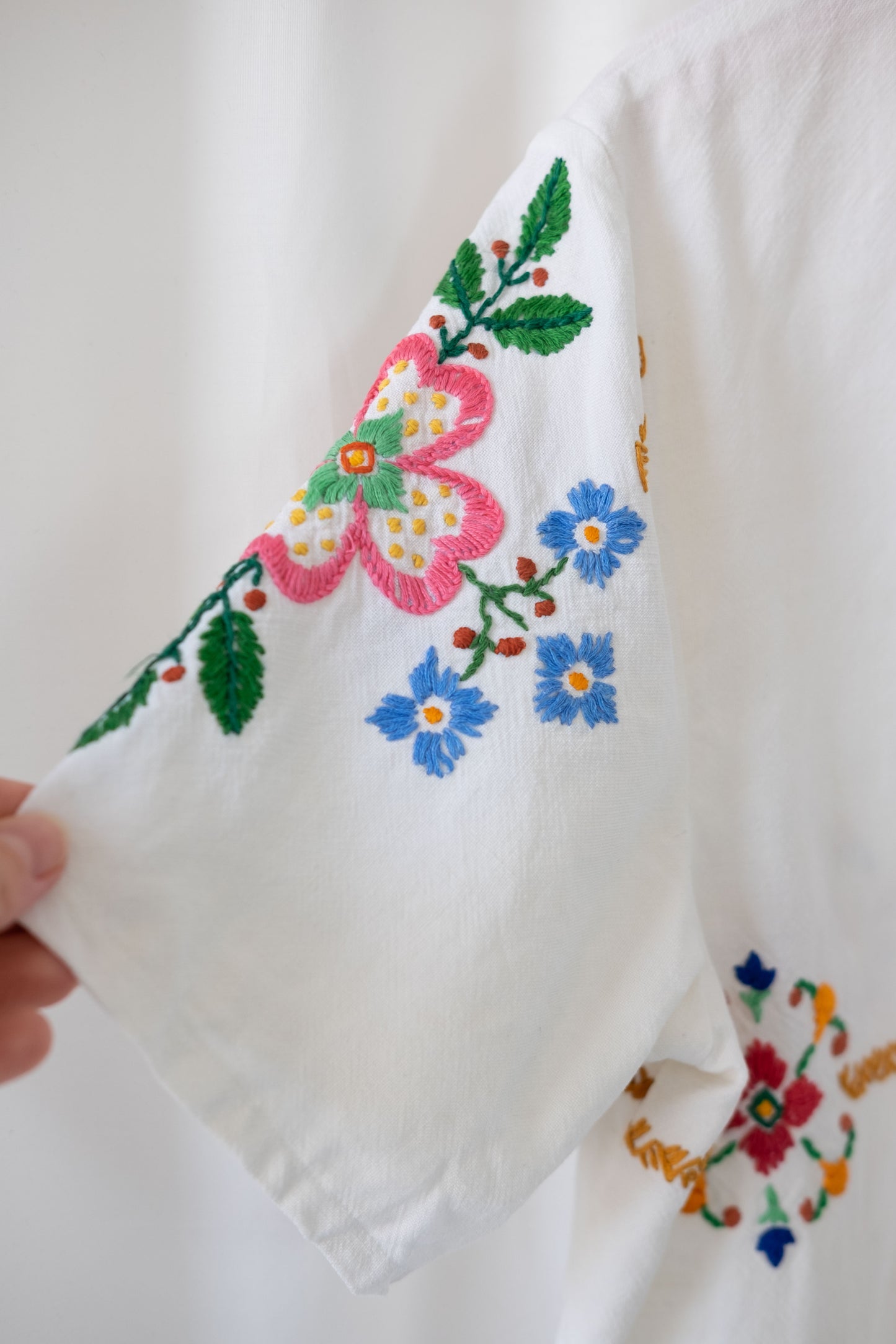 Dahlia ~ Reworked Vintage Linen Embroidered Tee - L